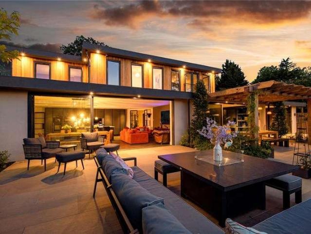 5 bed house for sale