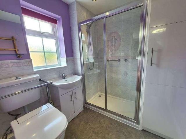 5 bed house for sale