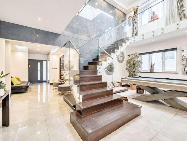 5 bed house for sale