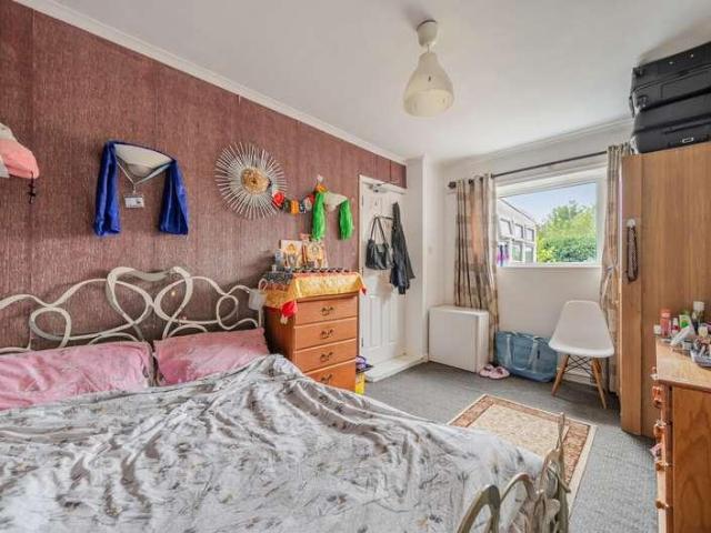 5 bed house for sale