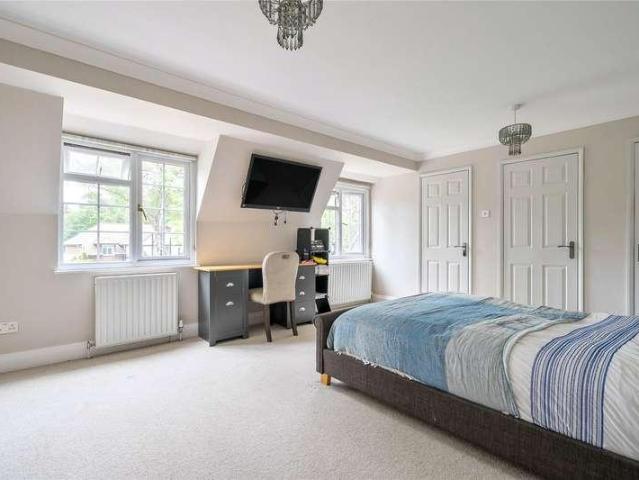 5 bed house for sale