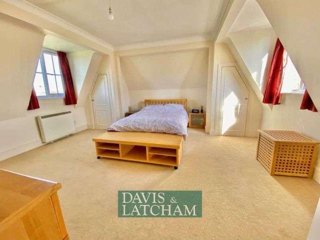 5 bed house for sale