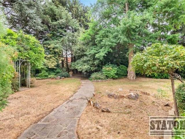 5 bed house for sale