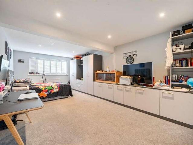 5 bed house for sale