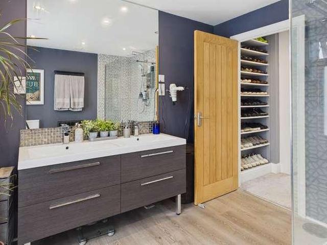 5 bed house for sale