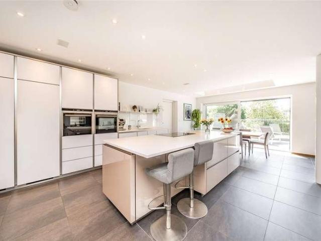 5 bed house for sale