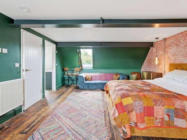 5 bed house for sale