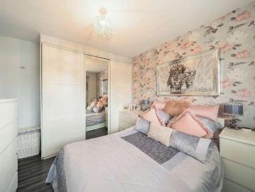 5 bed house for sale
