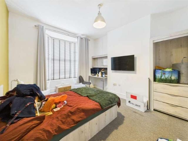 5 bed house for sale