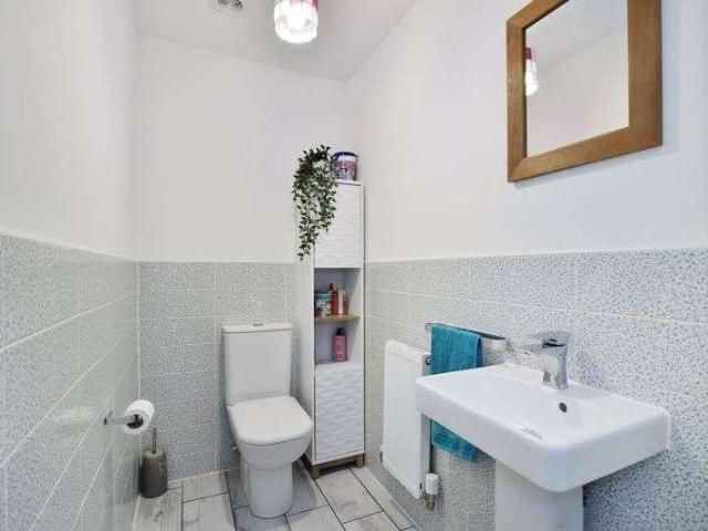 5 bed house for sale