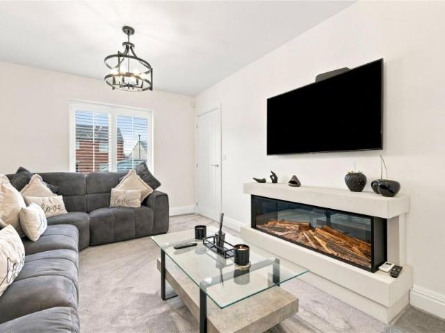 5 bed house for sale