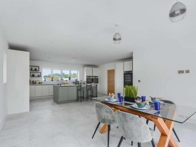 5 bed house for sale
