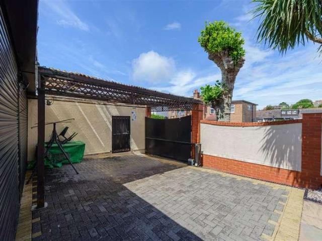 5 bed house for sale