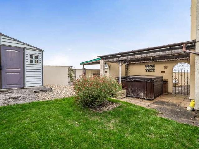 5 bed house for sale