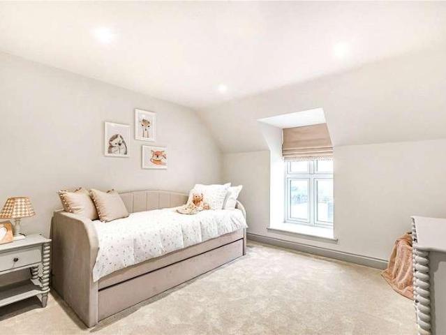 5 bed house for sale