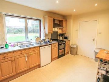 5 bed house for sale