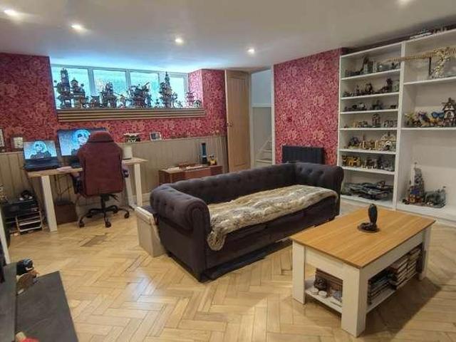 5 bed house for sale