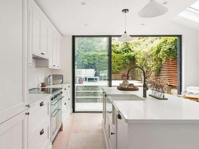 5 bed house for sale