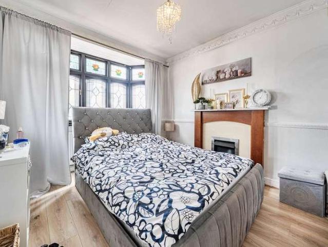 5 bed house for sale