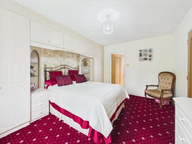 5 bed house for sale