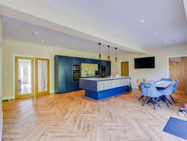 5 bed house for sale