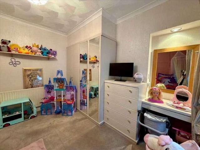 5 bed house for sale