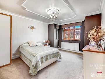 5 bed house for sale