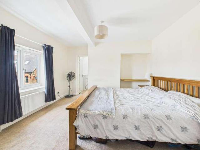 5 bed house for sale