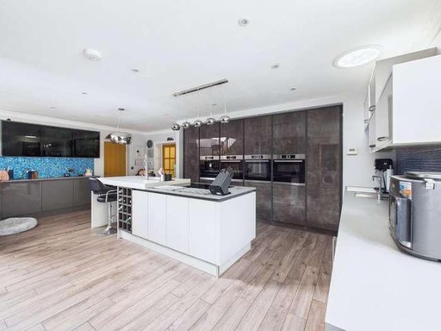 5 bed house for sale