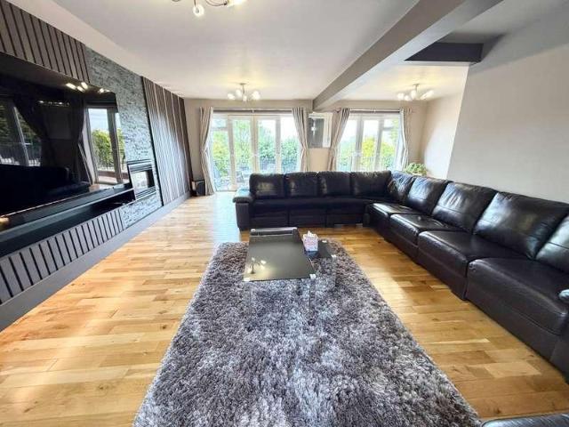 5 bed house for sale