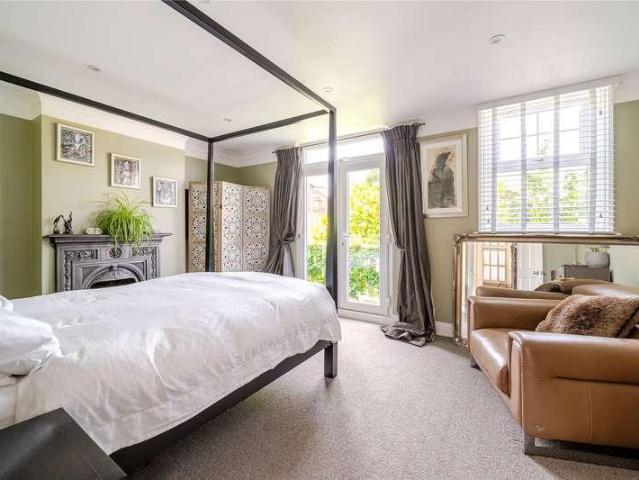 5 bed house for sale