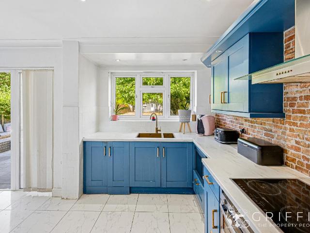 5 bed house for sale