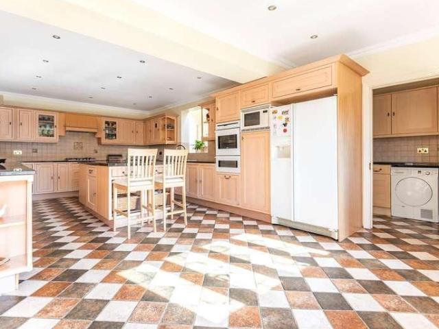 5 bed house for sale