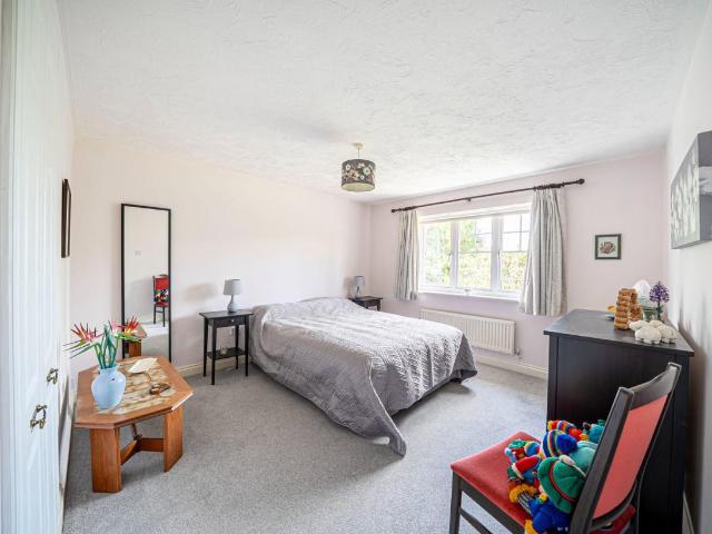 5 bed house for sale