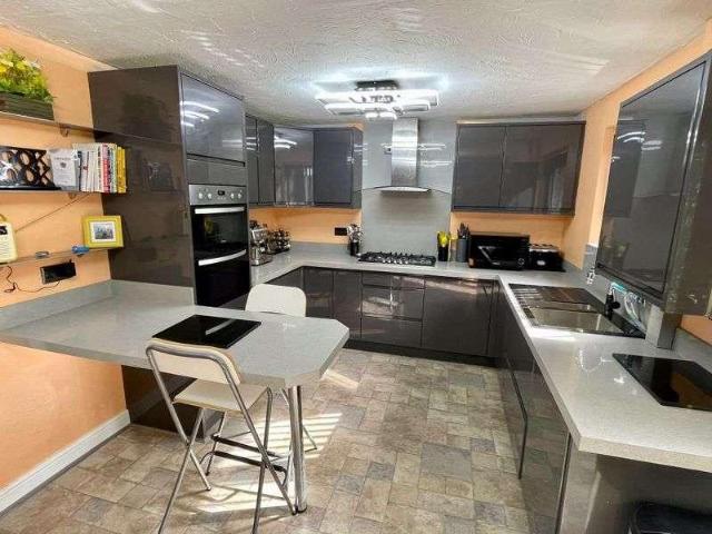 5 bed house for sale