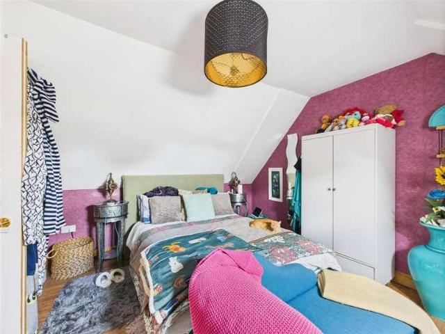 5 bed house for sale