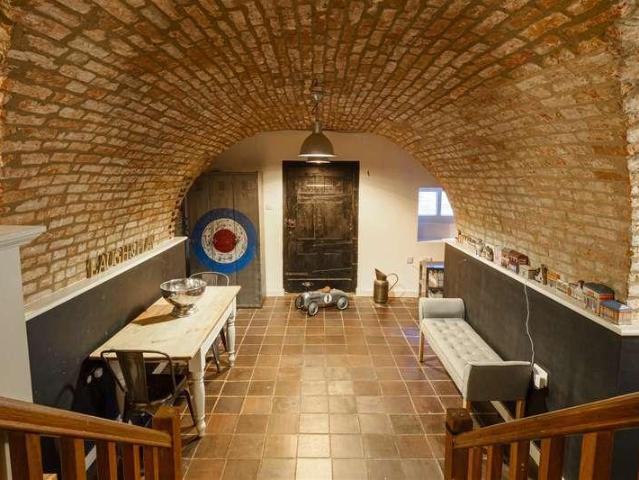 5 bed house for sale