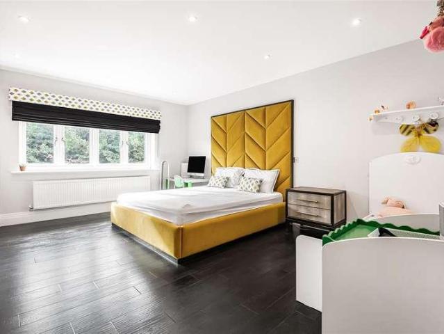 5 bed house for sale