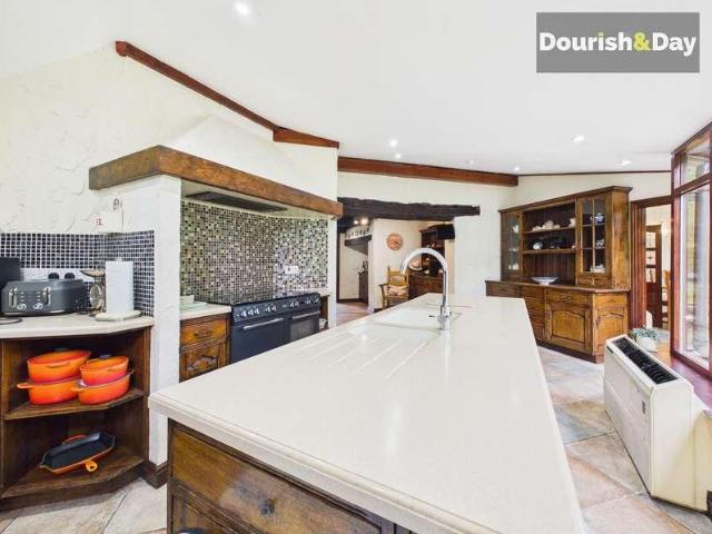 5 bed house for sale