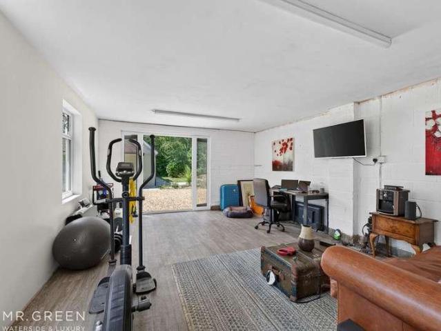 5 bed house for sale