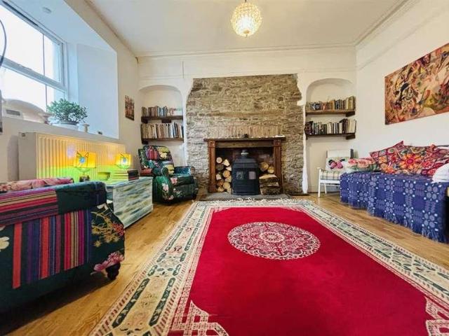 5 bed house for sale