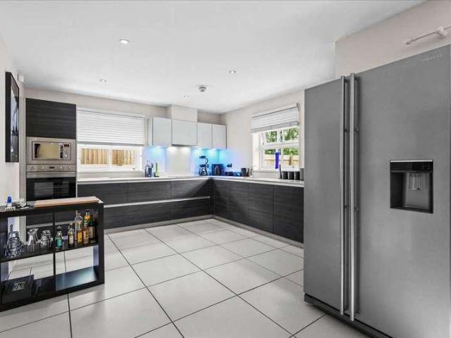 5 bed house for sale