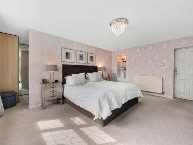 5 bed house for sale