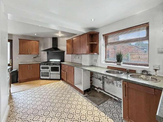 5 bed house for sale