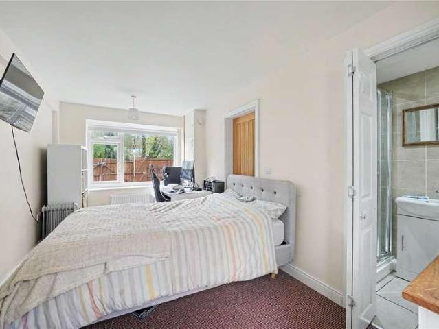 5 bed house for sale