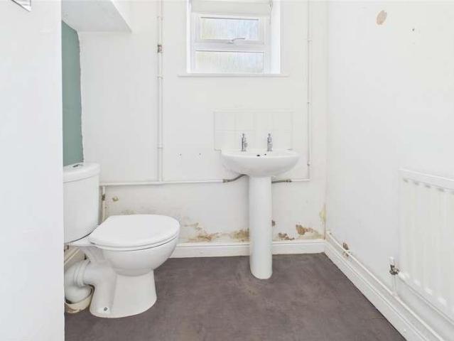 5 bed house for sale