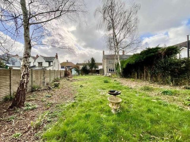 5 bed house for sale