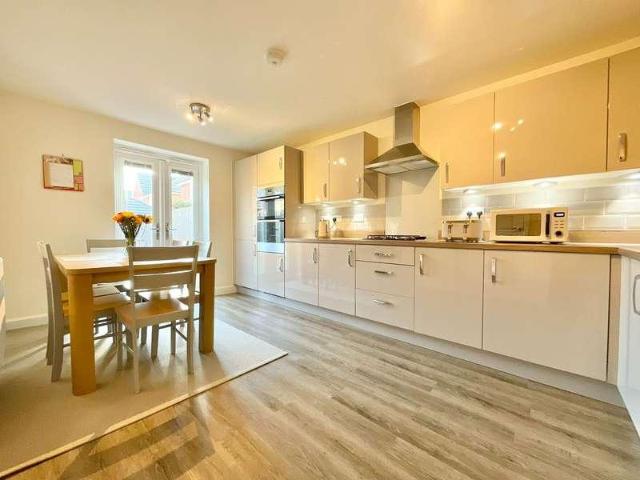 5 bed house for sale