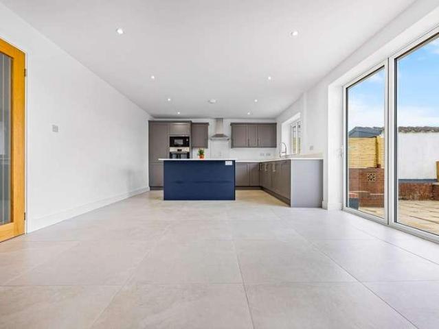 5 bed house for sale
