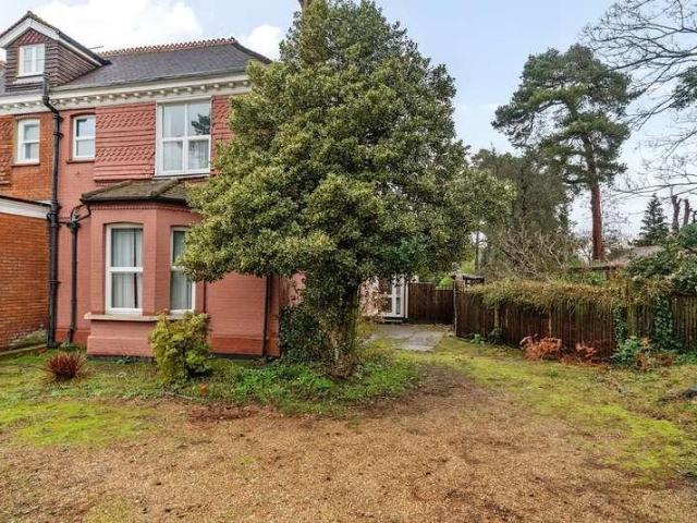 5 bed house for sale